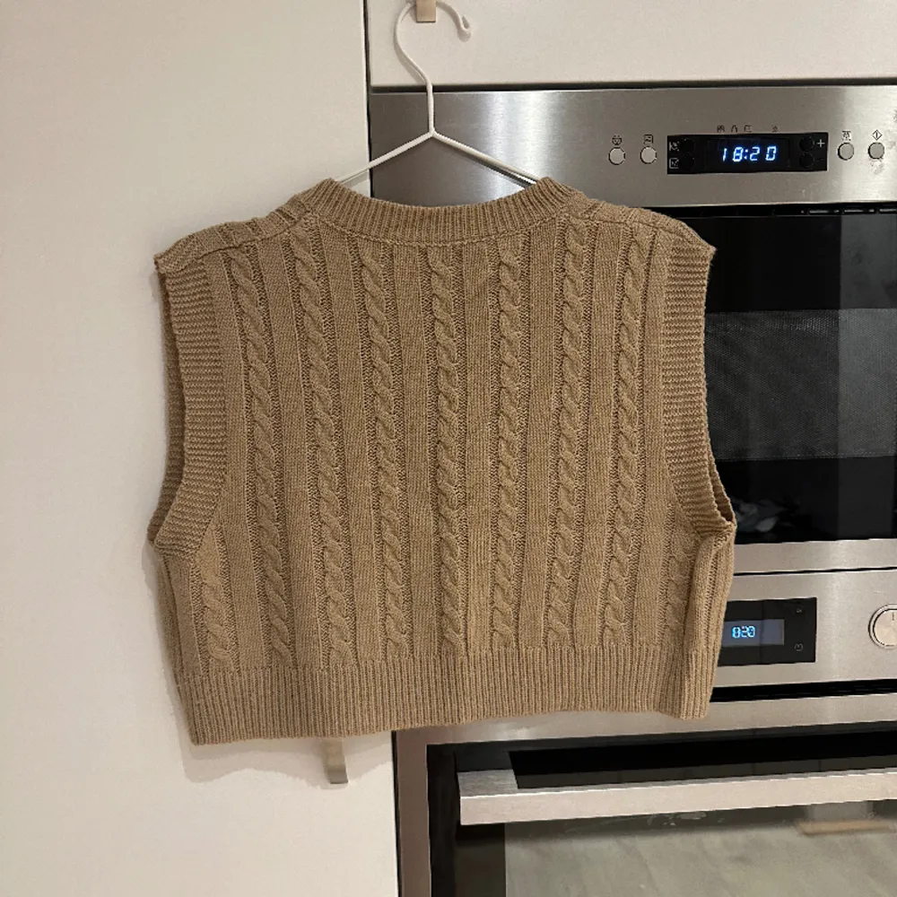 Beige Kabelstickad väst Storlek S Nyskick . Neuletakit & Villapaidat.