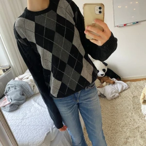 Brandy Melville sweater - Stickad mörk tröja från brandy Melville, använt ett fåtal gånger, kommer till salu pga att den inte längre används!