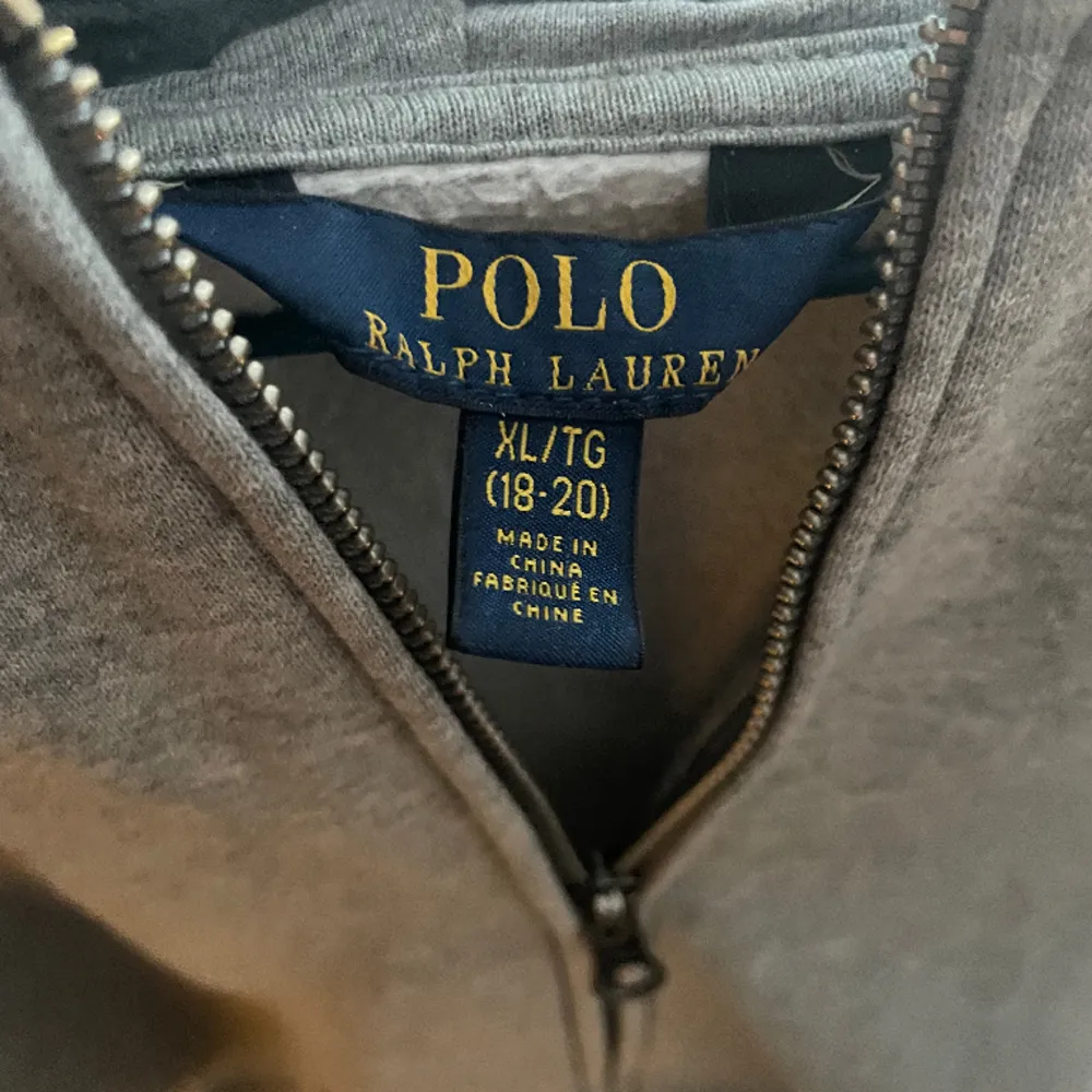 Hej jag säljer nu denna assnygga polo tröja då den inte passar i storleken. Storleken är XS och passar på 160-170. . Hoodies.