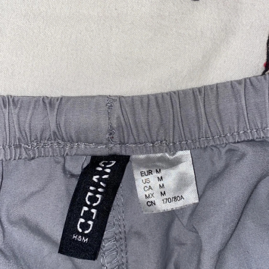 Gråa byxor  - 91