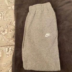 Nike byxor (MITT EXS) - Säljer mitt exs nike mjukis för vill inte se dem här igen. Har knappast använt dem och dem är i fint skick, storlek L så var alldeles för stora på mig. Han var 182 så dem satt perfekt på honom. DM vid frågor 🩷passar M, INGA DEFEKTER