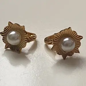 Vintage örhängen med pärlor  Okänt material 