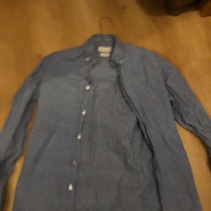 Massimo Dutti skjorta - Hej jag säljer denna feta rutiga massimo dutti skjortan. Nypris ligger runt 500, mitt pris 100. för fler frågor och funderingar kom dm 