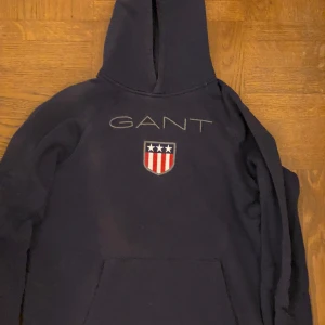 Gant Hoodie - Storlek: 170 (15år) Skick: 8,5/10 (smuts på framsidan bör gå bort i tvätten)