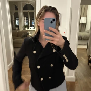 Zara jacka svart strl M - Zara jacka svart med guldknappar, ena fickan har jag lagat ett hål på. 