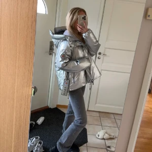 Jacka caya - Säljer denna jackan från caya❤️ helt ny medlapparna kvar! Köpt för ca 6000kr❤️