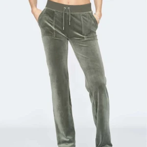 Juicy byxor  - Säljer dessa gröna snygga juicy byxor. Storlek Xs och i bra skick, däremot finns en liten defekt på snöret men det är längst ned på snöret. Pris kan diskuteras 💓