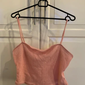 Topp - Säljer denna rosa topp då jag inte använder den längre, har använt den ett fåtal gånger. Något att veta är att den nopprar sig lite, i sidan kan man se att det nopprat när man varit i kontakt med armen. Storleken är XL men skulle säga att den är L/M