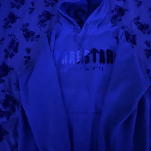 Trapstar hoodie - Oanvänt Trapstar hoodie, säljer eftersom den e stor för mig. Pris kan sänkas vid snabb äfer.