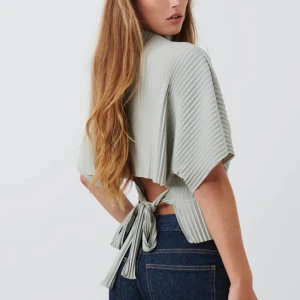 Gina tricot topp - Finaste toppen från Gina tricot, storlek L men passar absolut mindre typ s/m. Använd en gång! Färgen passar mest överens med första bilden! 