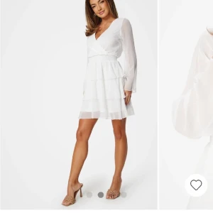 Studentklänning - En vit studentklänning. Använt en gång. Jättebra skick. Sitter väldigt snyggt på. Älskade denna klänningen! Det är bubbelrooms bästsäljare. 