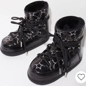 Slutsålda inuikii stjärnor  - Slutsålda oanvända svarta inuikii med stjärnor. Perfekta nu i vinter! Ligger fortfarande kvar i kartongen. Storlek 41 men små i storleken. Nypris 3699kr