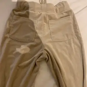 Mjukis byxor med fickor beige färgad använd några gånger 