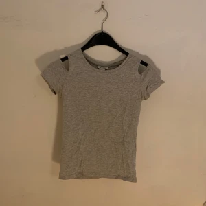 En grå tröja  - En jätte snygg grå tröja passar jätte fint med ljug blåa jeans 😍 skriv om intresserad 