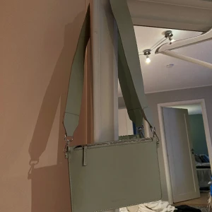 Carin wester väska - En så fin grön/blå/grå färg! Carin wester väska 🎀