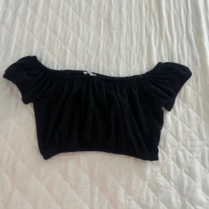 Topp - En svart off shoulder topp skönt material och även stretchig.