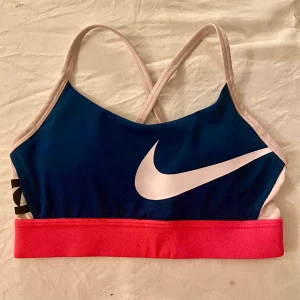 Tränings bh - Fin tränings BH från Nike, XS, i fint skick. Petrolblå, rosa, blekrosa/vit.