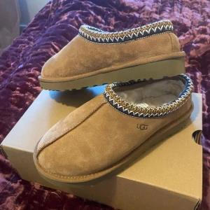 UGGS W Tasman  - Helt nya oanvända Uggs W Tasman strl 39, men tycker de är mer som 38. Helt oanvända.  Nypris 2868kr