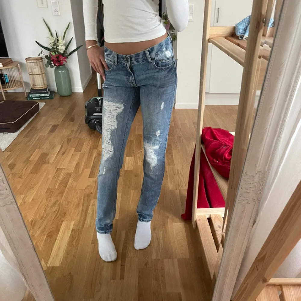Jätte snygga jeans som inte längre kommer till användning ❤️ Jag är 175 och dem sitter perfekt i längden!. Jeans & Byxor.