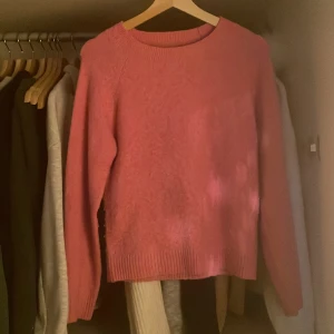 En rosa stickad tröja!! - Den är lite nopprig längst ner, den är jätte fin men kommer bara inte till användning 