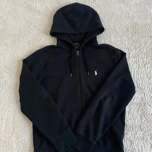 Polo zip - Hej! Säljer denna snygga polo zip i storlek S för 1200 kr. Bra skick (8/10), ÄKTA, köptes på Zalando för några månader sedan. Passa på