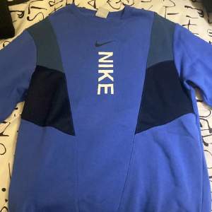En tjock och varm tunn tröja av Nike som är  av en fin marinblå färg som är passande för flera olika stilar. Den är billig och skön med inga tecken på användning och i ny skick