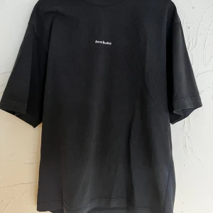 Acne studios T-shirt! - Hej!  Säljer min Acne t-shirt då jag sällan använder den, det är storlek small men är oversized och passar en Large.  Otrolig kvalitet i tjockt bomullstyg.  Kan postas, mvh Ludvig 