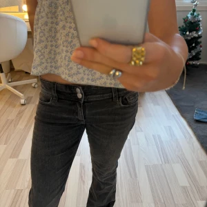 Svarta jeans - Säljer dessa low waist bootcut jeans ifrån gina young. De är i storlek 158 vilket motsvarar xs ungefär. 