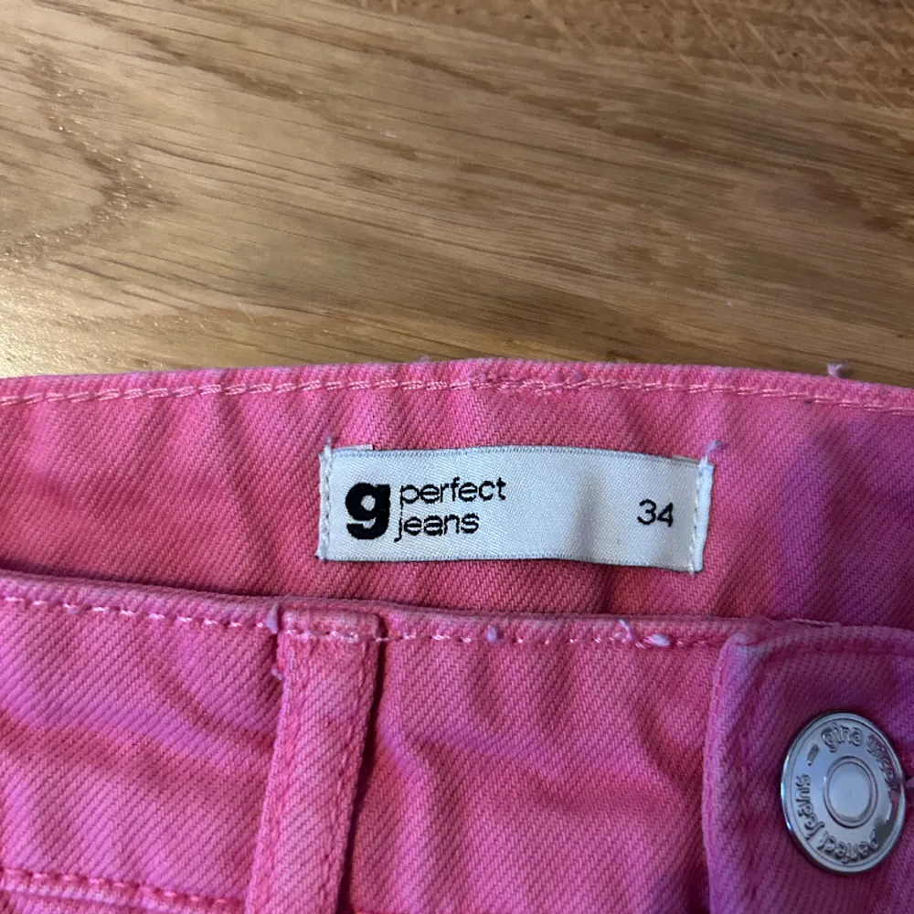 Säljer dessa Jeans från GinaTricot som inte kommer till användning. De är endast använda 1 gång så skicket är bra. . Jeans & Byxor.