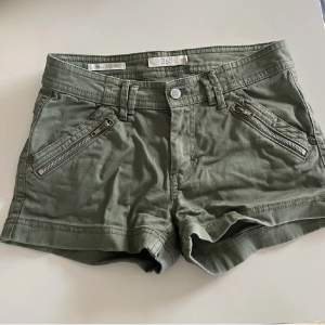 Säljer dessa supersnygga lågmidjade jeansshorts då jag inte får någon användning av dem! Märket är 365 och dem är i storlek 34! kunden står för frakten. Jag står inte för postens slarv💗💗