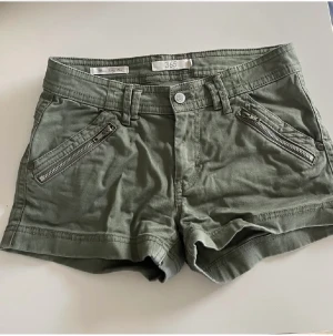 Lowwaist shorts - Säljer dessa supersnygga lågmidjade jeansshorts då jag inte får någon användning av dem! Märket är 365 och dem är i storlek 34! kunden står för frakten. Jag står inte för postens slarv💗💗