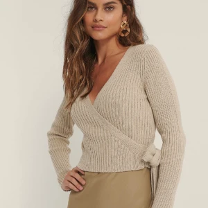 Omlottröja från NA-KD - Säljer denna ribbstickade omlottröja från NA-KD då den inte kommer till användning längre. Använd fåtal gånger. Skriv för fler bilder 😊