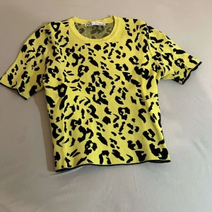 Zara t-shirt - Lite tjock Zara t-shirt i storlek S-M