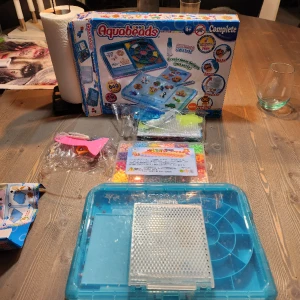 Vattenpärlor - Ett kit plus extra pärlor. Använt lite grann. Man pärlar och sean böter pärlorna så blir det plattor