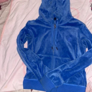 Juicy couture hoodie - Blå juicy hoodie i storlek S! Den är i bra skick och har inga defekter, skulle säga att den passar alla som har mellan XS- M