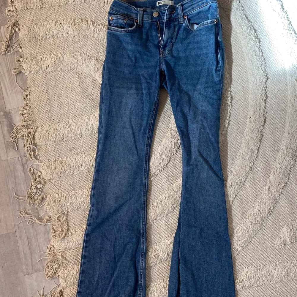 Mörkblåa jeans från Gina Tricot. Low Waist och bootcut, as snygga. Inte använda så mycket. Skriv för fler bilder 🩷 köpta för 600kr. Jeans & Byxor.