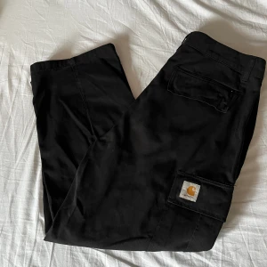 Carharrt cole cargo - Innebensmått 71cm Midjemått 45cm Finns bälteshällor Köpta för 1200kr, aldrig använda