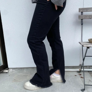 Nakd jeans - Jeans från Hanna Schönberg kollektion med NA-KD från några år sedan 🤍 de är raka med slitsar nere vid innerbenssömmen o som nya. Köpta för ca 550kr.