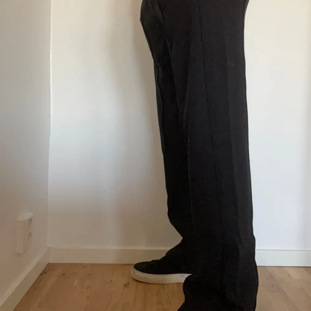 Kostymbyxor som är från weekday! Jag är ca 180cm och väger 80kg!. Jeans & Byxor.