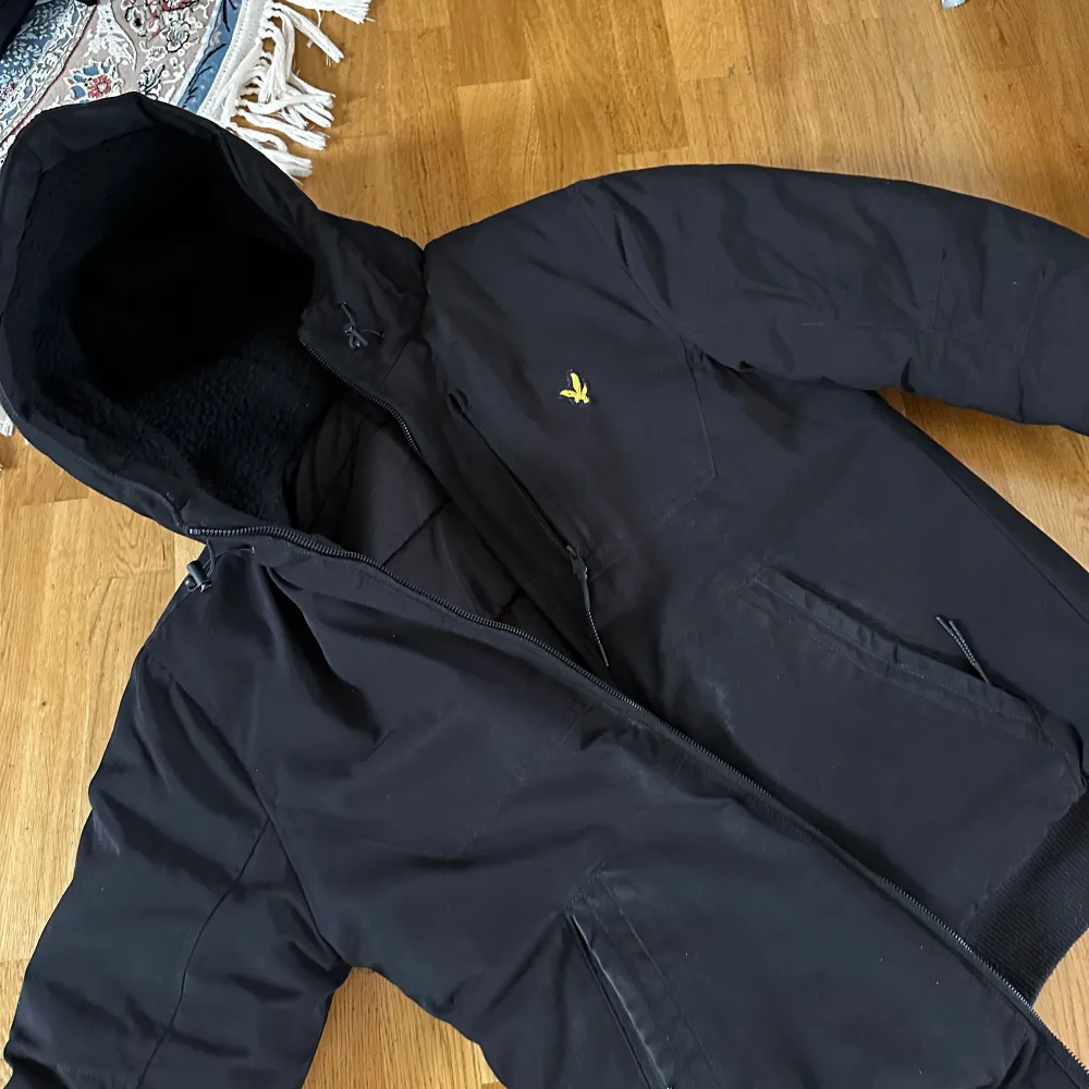 Lyle scott jacka köpt i london för 2500 säljs för 1000, kan gå ner i pris.Bra skick, tvättas innan jag skickar den. Storlek L. Perfekt nu till vår.Funkar till både man,kvinna, unisex. Lite vintage aktig och passform som en bommerang jacka . Jackor.