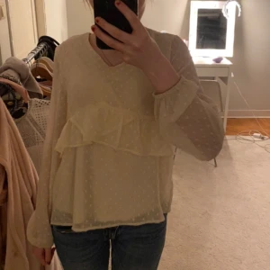 Fin blus - Säljer denna jätte fina blus eftersom att jag rensar ut min garderob den är i storlek 158 men skulle säga att den passar S och XS💗
