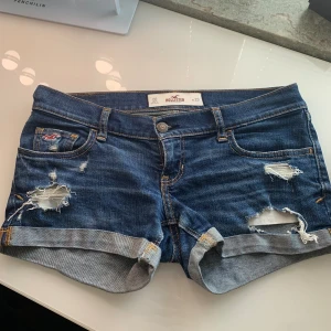 Shorts  - Ett par skitsnygga lågmidjade shorts. Säljer då de inte passar mig längre. Skriv om ni har några frågor.