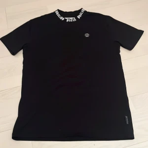 Philip plein t shirt  - Hej säljer en jättefin Philip plein t shirt som är lite för stor för mig den är använd 2 gånger väldigt sparsamt och inga skador eller nån typ av spår av användning t shirten är självklart äkta och nypris ligger på cirka 4500kr😁