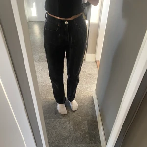 Jeans  - Jätte fina svarta jeans från Gina trikot, sitter bra på mig som brukar har storlek 32-34🖤