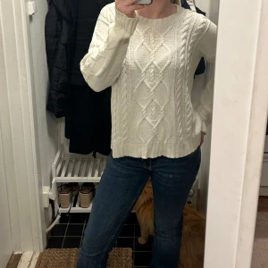 Stickad tröja - Säljer denna söta stickade tröja som inte kommer till användning längre 😕💕 Den är storlek L men passar mig som är XS/S 🥰