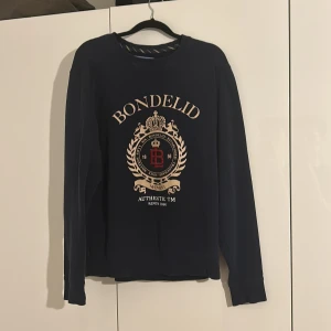 Snygg bondelid sweatshirt  - Det är en snygg blå sweatshirt me stort tryck på i väldigt bra skick