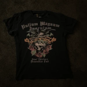 Svart tshirt  - White paint stain on right side. L: 53cm