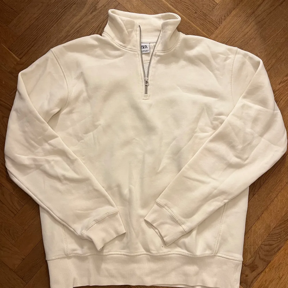 Väldigt stilren vit zip up tröja från zara väldigt trendig i storlek M använd 2-3 gånger. Tröjor & Koftor.