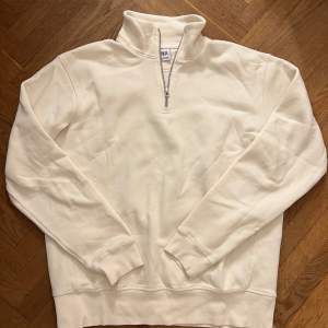 Väldigt stilren vit zip up tröja från zara väldigt trendig i storlek M använd 2-3 gånger