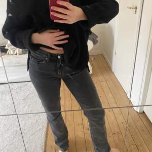 Gråa utsvängda mid waist jeans från weekday 